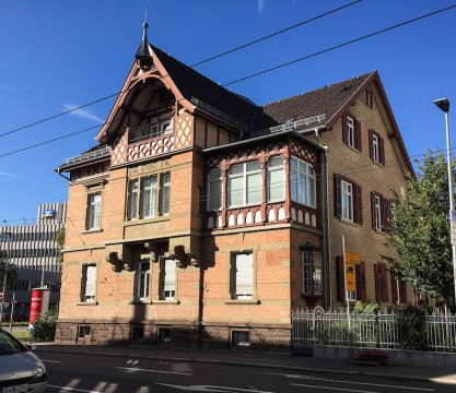 Großzügige, möblierte und zentral gelegene 4 Zimmer-Altbauwohnung