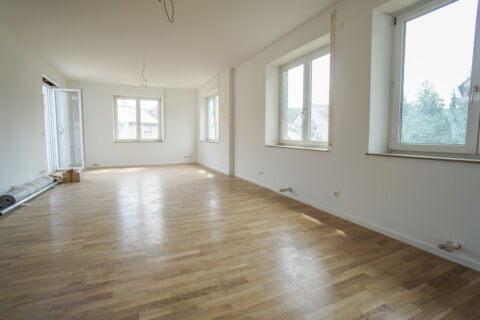 Komplett sanierte loftartige Wohnung mit schöner Terrasse und EBK