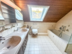 Badezimmer Obergeschoss - Großzügige Doppelhaushälfte mit Einliegerwohnung und Garage in ruhiger Lage!