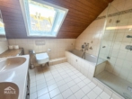 Badezimmer Obergeschoss - Großzügige Doppelhaushälfte mit Einliegerwohnung und Garage in ruhiger Lage!
