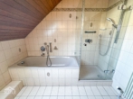 Badezimmer Obergeschoss - Großzügige Doppelhaushälfte mit Einliegerwohnung und Garage in ruhiger Lage!