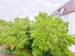 Ausblick vom Wohn-Esszimmer / Erker - Charmante 2-Zimmer-Wohnung mit Balkon und Einbauküche im beliebten Heusteigviertel