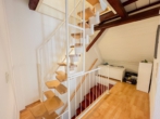 DG - Aufgang Bühne - Sonnige 4-Zimmer-Maisonette mit Stellplatz – Wohnen im wunderschönen Fachwerkhaus!