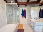 DG - Badezimmer - Sonnige 4-Zimmer-Maisonette mit Stellplatz – Wohnen im wunderschönen Fachwerkhaus!