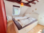 DG - Schlafzimmer - Sonnige 4-Zimmer-Maisonette mit Stellplatz – Wohnen im wunderschönen Fachwerkhaus!