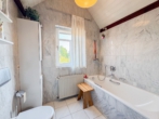 DG - Badezimmer - Sonnige 4-Zimmer-Maisonette mit Stellplatz – Wohnen im wunderschönen Fachwerkhaus!