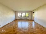 Wohnzimmer - Großzügige 3,5-Zimmer Wohnung mit Balkon und separatem Garagenstellplatz!