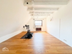 Wohnzimmer - Helle 3-Zimmer-Maisonettewohnung mit EBK und sonnigem Balkon.