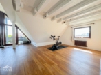 Wohnzimmer - Helle 3-Zimmer-Maisonettewohnung mit EBK und sonnigem Balkon.
