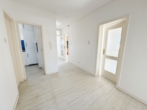 Flur - Sonnige 3,5-Zimmerwohnung mit toller Aussicht, Einbauküche und Garage! Auch WG-geeignet!