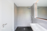 Badezimmer - Hochwertige 2,5-Zimmer-Maisonettewohnung mit Designer-EBK und traumhaftem Blick über Stuttgart!