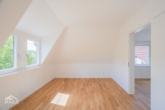 Schafzimmer - Hochwertige 2,5-Zimmer-Maisonettewohnung mit Designer-EBK und traumhaftem Blick über Stuttgart!
