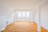 Wohnzimmer - Hochwertige 2,5-Zimmer-Maisonettewohnung mit Designer-EBK und traumhaftem Blick über Stuttgart!