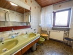 Badezimmer - Großes 1-2 Familienhaus mit großem Garten, Doppelgarage und Ausbaupotenzial!