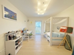 Kind 2 - Luxuriöses Einfamilienhaus mit hochwertiger Ausstattung, traumhaftem Garten und Außenpool