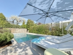 Pool - Luxuriöses Einfamilienhaus mit hochwertiger Ausstattung, traumhaftem Garten und Außenpool