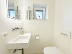 Gäste-WC - Luxuriöses Einfamilienhaus mit hochwertiger Ausstattung, traumhaftem Garten und Außenpool
