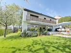 Hausansicht - Luxuriöses Einfamilienhaus mit hochwertiger Ausstattung, traumhaftem Garten und Außenpool