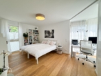 Schlafen 1 - Haus in Haus! Hochwertige 4,5 Zi-Wohnung mit Garten, 2 Bädern und TG