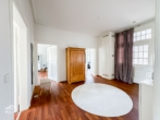 Flur - Luxuriöse 5-Zimmer Altbauwohnung mit Einbauküche, zwei Balkonen und Garage!