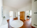 Flur - Luxuriöse 5-Zimmer Altbauwohnung mit Einbauküche, zwei Balkonen und Garage!