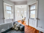 Bild - Luxuriöse 5-Zimmer Altbauwohnung mit Einbauküche, zwei Balkonen und Garage!