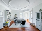 Wohnbereich - Luxuriöse 5-Zimmer Altbauwohnung mit Einbauküche, zwei Balkonen und Garage!