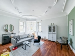 Wohnbereich - Luxuriöse 5-Zimmer Altbauwohnung mit Einbauküche, zwei Balkonen und Garage!