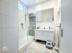 Badezimmer - Luxuriöse 5-Zimmer Altbauwohnung mit Einbauküche, zwei Balkonen und Garage!