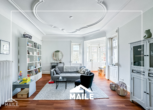 Wohnbereich - Luxuriöse 5-Zimmer Altbauwohnung mit Einbauküche, zwei Balkonen und Garage!