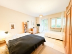 Schlafzimmer EG - Bestlage am Waldrand! Repräsentatives 1-2 Familienhaus mit Garten und Garage.