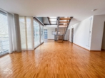 Wohnzimmer - Neuwertige Luxuswohnung mit Terrasse und Einbauküche