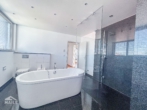 Badezimmer - Neuwertige Luxuswohnung mit Terrasse und Einbauküche
