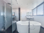 Badezimmer - Neuwertige Luxuswohnung mit Terrasse und Einbauküche