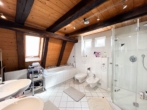 Badezimmer 1 - Großzügige Maisonette-Wohnung mit 2 Bädern und EBK
