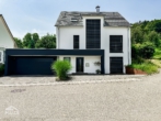 Aussenansichten - Luxuriöses Einfamilienhaus mit Garage und Pool! – Luxurious detached house with garage and pool!