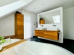Badezimmer - bathroom - Luxuriöses Einfamilienhaus mit Garage und Pool! – Luxurious detached house with garage and pool!
