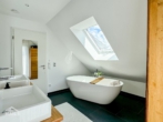 Badezimmer - bathroom - Luxuriöses Einfamilienhaus mit Garage und Pool! – Luxurious detached house with garage and pool!
