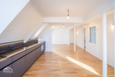 Küche + Wohn-Esszimmer - Moderne 2,5-Zimmer-Wohnung mit EBK über den Dächern des beliebten Heusteigviertels