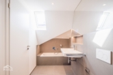 Badezimmer - Moderne 2,5-Zimmer-Wohnung mit EBK über den Dächern des beliebten Heusteigviertels