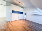 Schlafzimmer - Maisonette-Traum mit zwei Sonnenbalkonen – Stilvolles Wohnen in Stuttgart-Kaltental