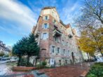Hausansicht - Charmante 2,5 Zimmer-Altbau-Wohnung mit EBK und Balkon