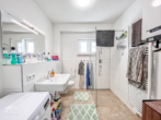 Bad - Moderne und gepflegte 3,5 Zimmerwohnung mit EBK, Stellplatz und Balkon