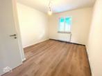 Zimmer 1 - Moderne und gepflegte 3,5 Zimmerwohnung mit EBK, Stellplatz und Balkon