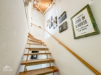 Treppenhaus - Großzügiges Reihenendhaus mit Garten, Dachterrasse und Wärmepumpe
