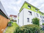 Außenansicht Eingangsseite - Großzügiges Reihenendhaus mit Garten, Dachterrasse und Wärmepumpe
