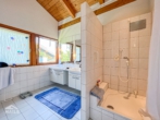 Badezimmer OG - Großzügiges Einfamilienhaus inkl. Einliegerwohnung mit traumhafter Aussicht in ruhiger Lage.