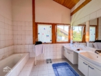 Badezimmer OG - Großzügiges Einfamilienhaus inkl. Einliegerwohnung mit traumhafter Aussicht in ruhiger Lage.