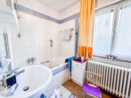 Hochparterre rechts - Badezimmer - Gepflegtes 6-Parteienhaus mit Garten in unmittelbarer Nähe der Weinberge!