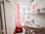 Niederparterre Badezimmer - Gepflegtes 6-Parteienhaus mit Garten in unmittelbarer Nähe der Weinberge!
